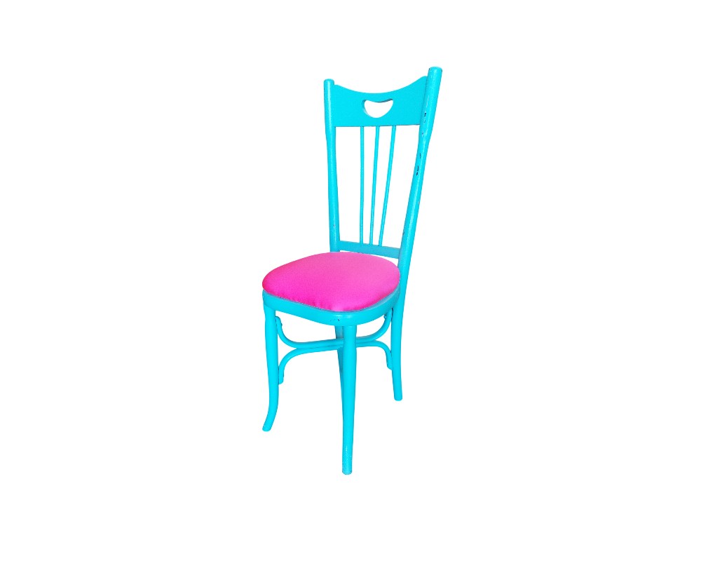 Silla de estilo Thonet cuenta con una estructura de madera pintada en un vibrante color turquesa y un asiento tapizado en color rosa intenso alquiler para eventos, publicidad, peliculas y series