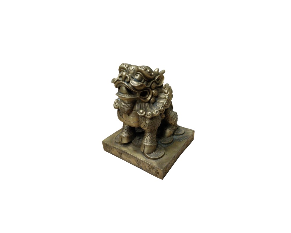 escultura de metal con acabado en tonos dorados y oscuros, caracterizada por la representación de una criatura mítica tradicional (como un león guardián o qilin) con detalles esculpidos con precisión, melena rizada y patas apoyadas sobre monedas chinas tradicionales, todo montado sobre una base rectangular grabada alquiler para eventos, publicidad, peliculas y series