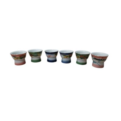 conjunto consta de seis tazas pequeñas de cerámica de diseño acampanado sobre una base cilíndrica, decoradas con sutiles motivos pintados a mano y bordes coloridos en tonos variados como verde, azul y rosa alquiler para eventos, publicidad, peliculas y series