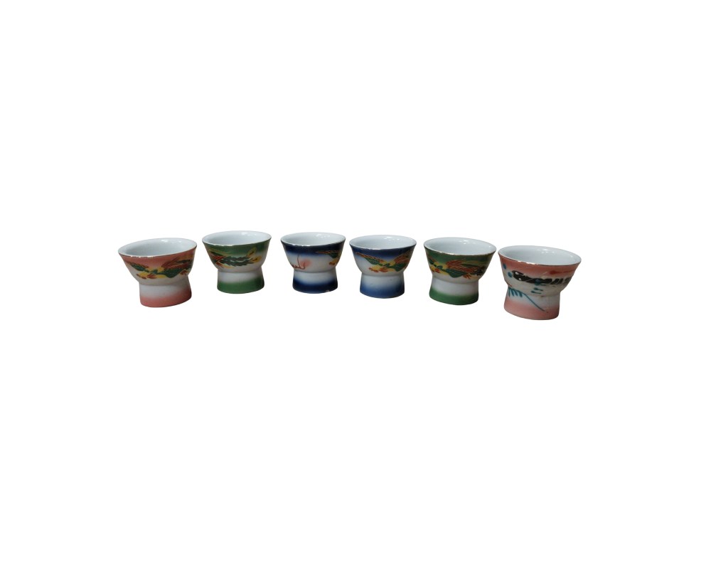 conjunto consta de seis tazas pequeñas de cerámica de diseño acampanado sobre una base cilíndrica, decoradas con sutiles motivos pintados a mano y bordes coloridos en tonos variados como verde, azul y rosa alquiler para eventos, publicidad, peliculas y series