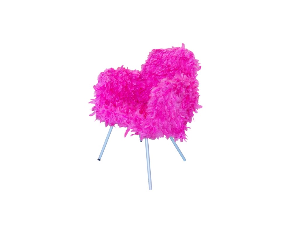 Sillón Dream Pink de Monica Gasperini presenta un respaldo tapizado en plumas de avestruz fucsia y se apoya en patas de metal alquiler para eventos, publicidad, peliculas y series