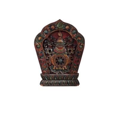 panel esculpido en madera de forma ogival o abovedada, caracterizado por una rica policromía en tonos rojos, verdes y dorados, y un detallado relieve central que incluye motivos florales, símbolos budistas o tradicionales y una base en forma de flor de loto alquiler para eventos, publicidad, peliculas y series