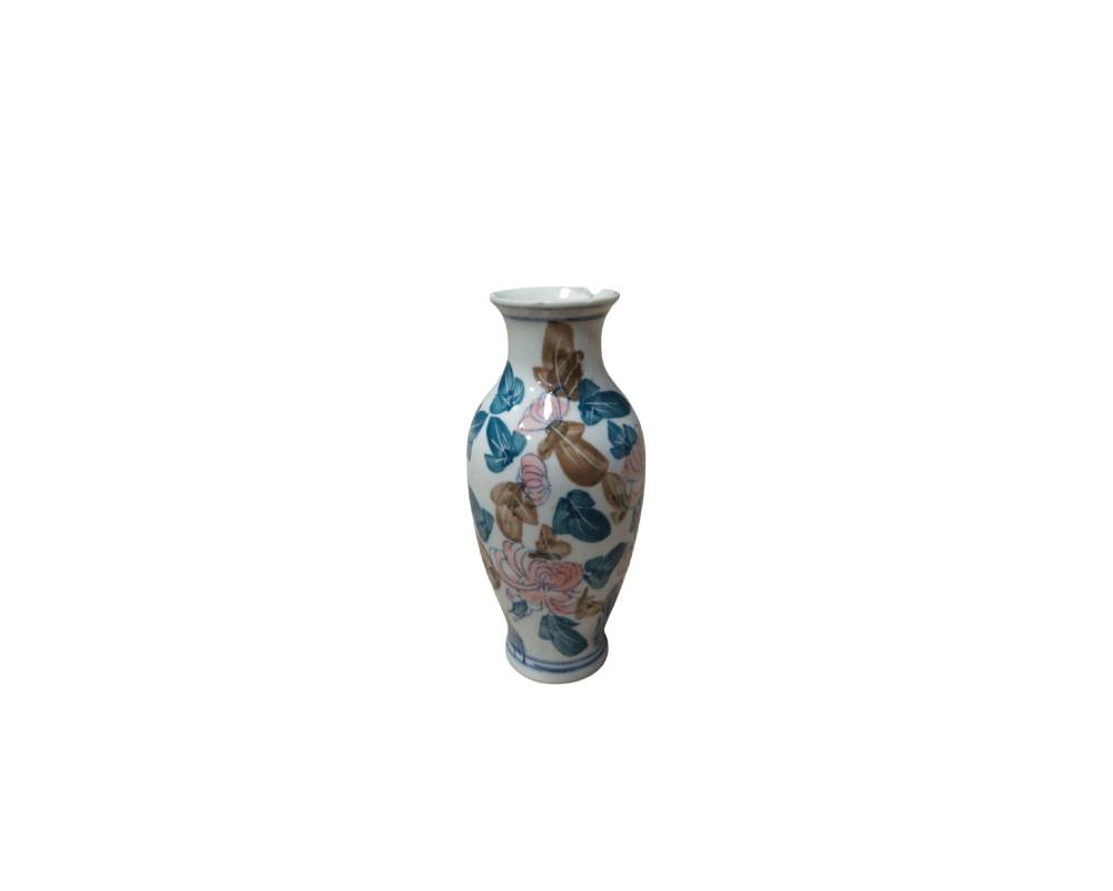 jarrón de porcelana de base blanca, cuerpo estilizado y cuello ligeramente abocinado, decorado con un motivo floral continuo que combina flores en tonos rosados con hojas azules y marrones alquiler para eventos, publicidad, peliculas y series