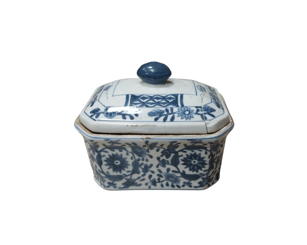 pequeña caja de porcelana de forma cuadrada, equipada con una tapa que presenta un remate superior en forma de botón alquiler para eventos, publicidad, peliculas y series