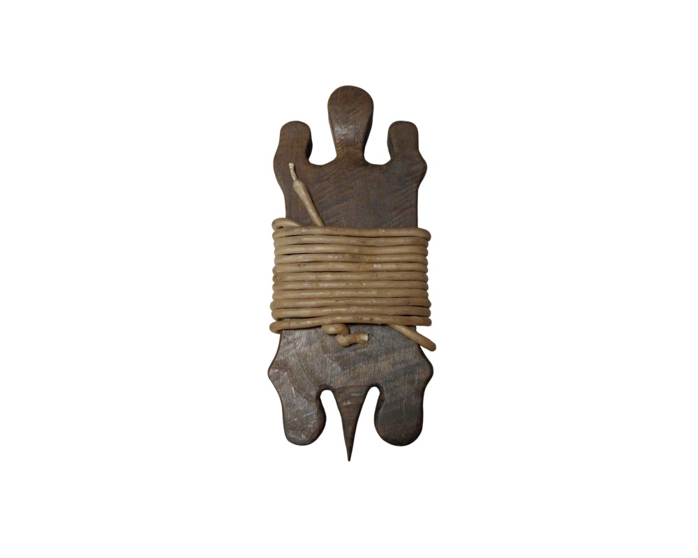 A dark wooden stand with a cut-out design and an anthropomorphic silhouette, around the central section of which a thick cord or filament in light shades is neatly wound; available for hire for events, advertising, films and TV series