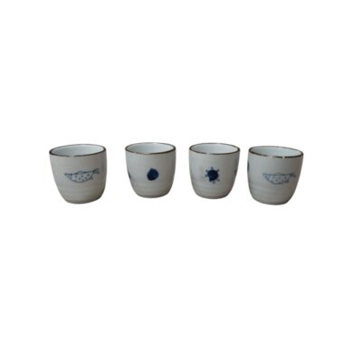conjunto consta de cuatro tazas pequeñas de cerámica de diseño cilíndrico y acabado claro, decoradas con delicados motivos pintados en tono azul, como peces y formas geométricas alquiler para eventos, publicidad, peliculas y series