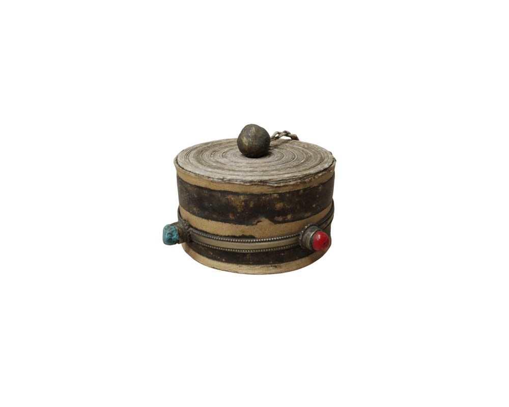 Contenedor tradicional de origen tibetano o del Himalaya, conocido comúnmente como una caja de tsha-tsha o un pequeño estuche de reliquias/amuletos alquiler para eventos, publicidad, peliculas y series