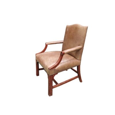 Sillón de estilo georgiano inglés del siglo XX está tapizado en cuero marrón claro y presenta detalles de tachuelas de latón alquiler para eventos, publicidad, peliculas y series