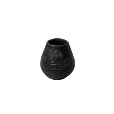 recipiente de cerámica u otro material con un acabado negro y pulido, caracterizado por una forma globular que se estrecha hacia la boca superior y una superficie decorada con finos grabados incisos que representan aves de diseño estilizado alquiler para eventos, publicidad, peliculas y series
