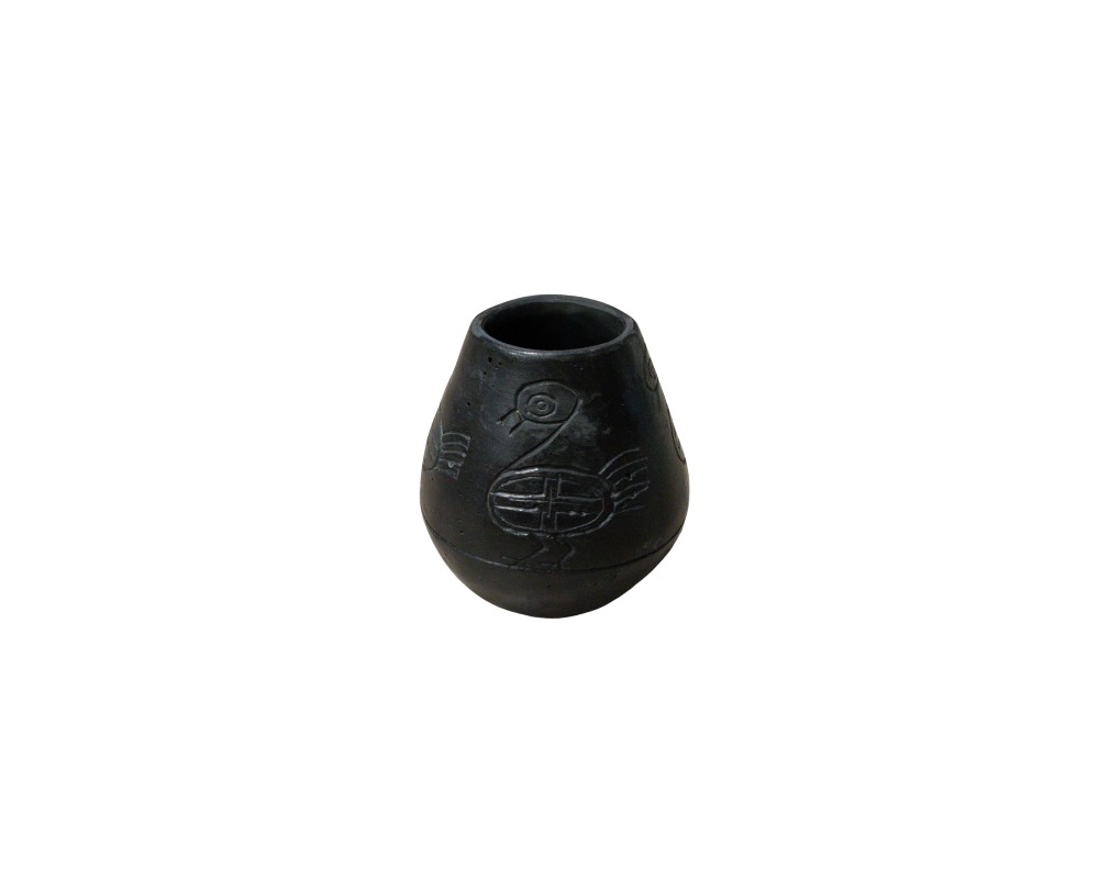 recipiente de cerámica u otro material con un acabado negro y pulido, caracterizado por una forma globular que se estrecha hacia la boca superior y una superficie decorada con finos grabados incisos que representan aves de diseño estilizado alquiler para eventos, publicidad, peliculas y series