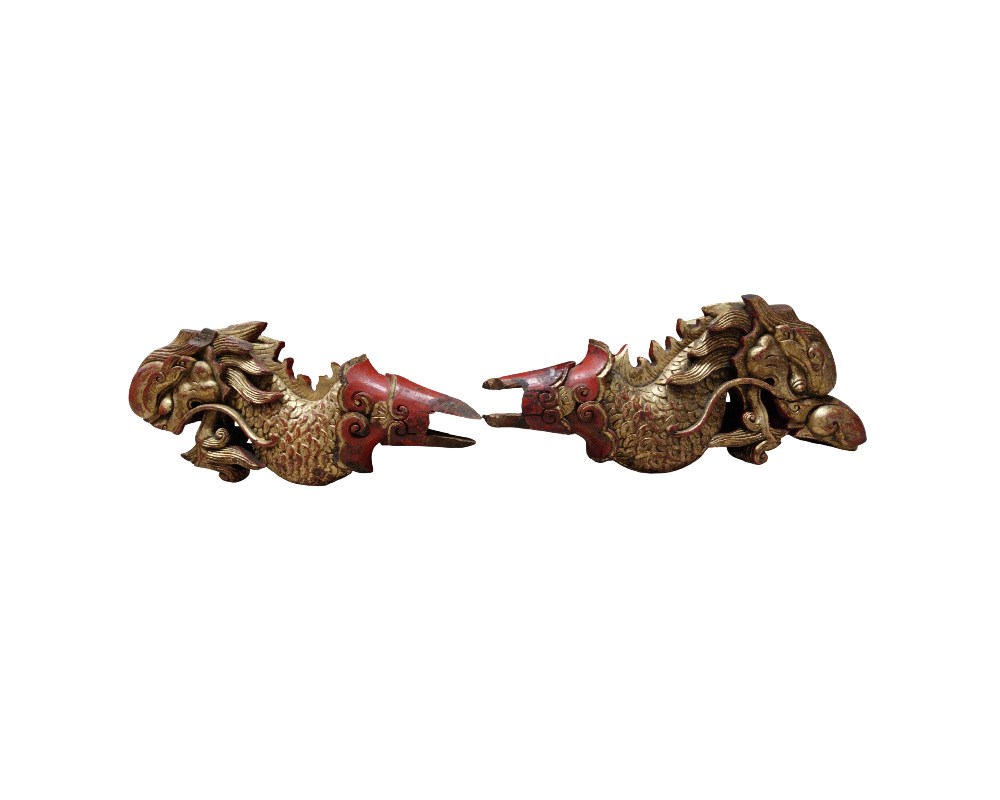 soportes de vigas, remates de aleros o decoraciones de muebles ceremoniales. La forma extendida y el corte en el extremo posterior sugieren que estaban diseñados para encajarse o fijarse en otra estructura mayor alquiler para eventos, publicidad, peliculas y series