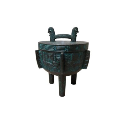 Recipiente trípode metálico con tapa, diseñado con una estética que evoca los antiguos bronces ceremoniales chinos. La pieza está decorada con intrincados relieves geométricos y patrones taotie resaltados con tonos azulados sobre una base oscura. Cuenta con un asa superior estilizada y tres patas firmes, siendo una pieza de alto valor estético, ideal como objeto de colección o elemento decorativo de gran presencia en interiores de estilo clásico.