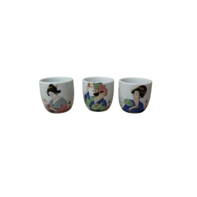 conjunto consta de tres tazas pequeñas de cerámica de diseño cilíndrico y acabado en color blanco, decoradas con ilustraciones tradicionales detalladas de figuras femeninas de estilo oriental (geishas) con vestimentas coloridas alquiler para eventos, publicidad, peliculas y series