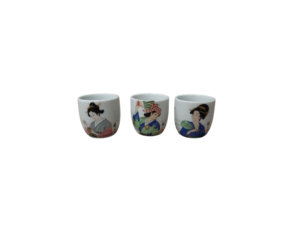 conjunto consta de tres tazas pequeñas de cerámica de diseño cilíndrico y acabado en color blanco, decoradas con ilustraciones tradicionales detalladas de figuras femeninas de estilo oriental (geishas) con vestimentas coloridas alquiler para eventos, publicidad, peliculas y series
