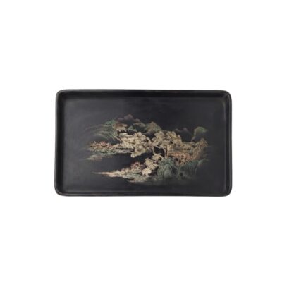 bandeja rectangular con un acabado de superficie lisa en tonos oscuros, decorada en su base interior con una detallada escena paisajística tradicional de estilo oriental que representa montañas, árboles y construcciones arquitectónicas en tonos claros alquiler para eventos, publicidad ,peliculas y series