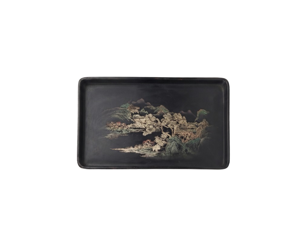 bandeja rectangular con un acabado de superficie lisa en tonos oscuros, decorada en su base interior con una detallada escena paisajística tradicional de estilo oriental que representa montañas, árboles y construcciones arquitectónicas en tonos claros alquiler para eventos, publicidad ,peliculas y series