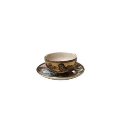 una taza y un platillo de cerámica que comparten un diseño cohesivo y detallado. El exterior de la taza y la superficie del plato están adornados con representaciones pictóricas de figuras alquiler para eventos, publicidad, peliculas y series
