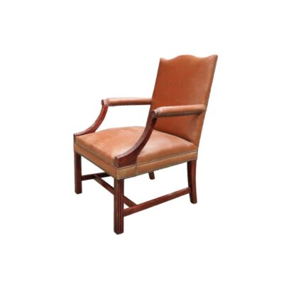 Sillón estilo Gainsborough de caoba cuenta con tapicería de cuero marrón y detalles en tachuelas de latón alquiler para eventos, publicidad, peliculas y series