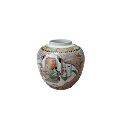 tarro de porcelana de forma globular, decorado con una rica policromía que utiliza una paleta de colores variada y detallada. El cuerpo presenta escenas narrativas que muestran figuras humanas en un entorno interior alquiler para eventos, publicidad, peliculas y series