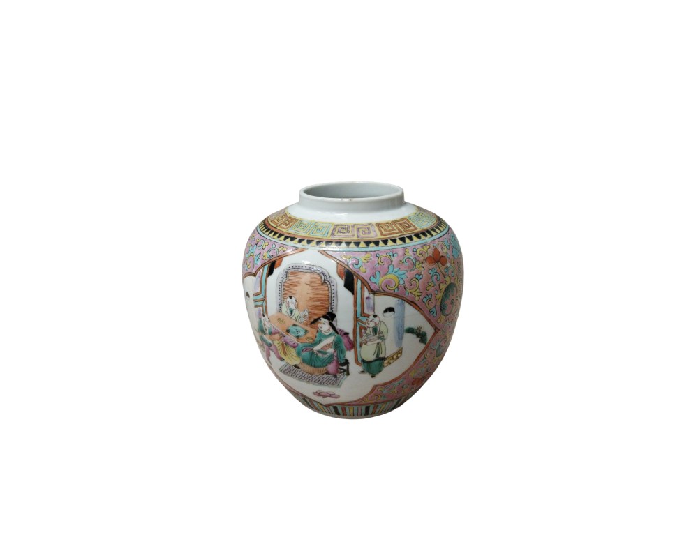 tarro de porcelana de forma globular, decorado con una rica policromía que utiliza una paleta de colores variada y detallada. El cuerpo presenta escenas narrativas que muestran figuras humanas en un entorno interior alquiler para eventos, publicidad, peliculas y series