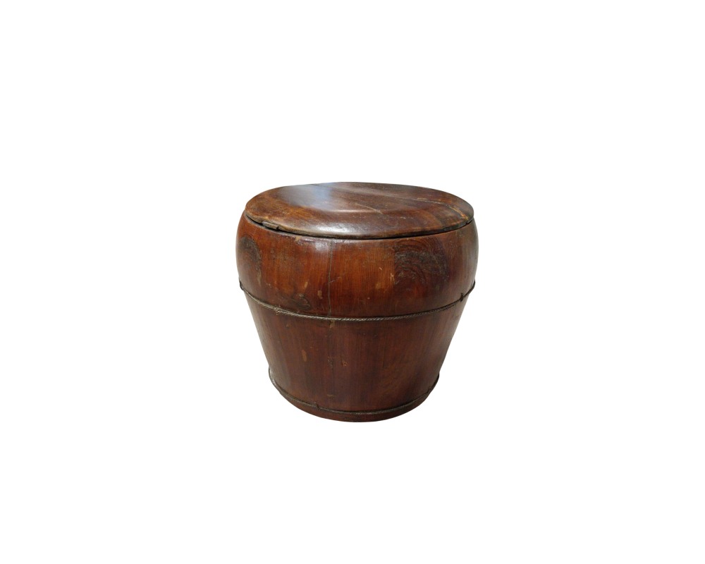 recipiente cilíndrico de madera en tonos marrones cálidos, caracterizado por una estructura abarrilada compuesta por duelas unidas alquiler para eventos, publicidad, peliculas y series