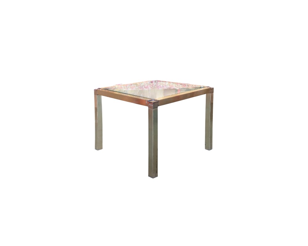 Mesa auxiliar de mediados de siglo cuenta con una estructura de latón y cromo con un tablero de cristal tintado alquiler para eventos, publicidad, peliculas y series