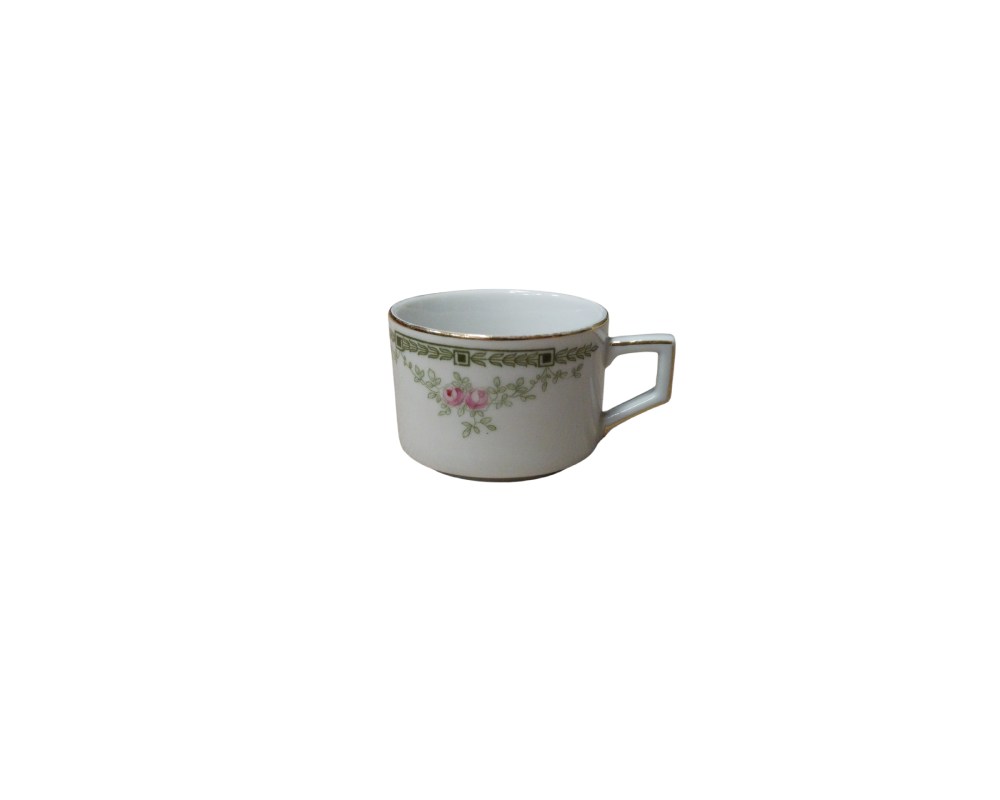 taza pequeña de porcelana blanca con un diseño elegante y clásico, provista de un asa lateral de formas geométricas angulares alquiler para eventos, publicidad, peliculas y series