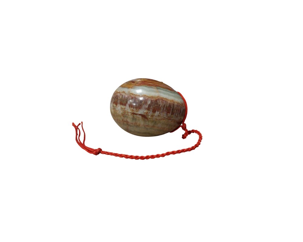 pieza consiste en un huevo pulido tallado en piedra natural, que presenta vetas características con tonalidades que van desde el marrón hasta el blanco verdoso alquiler para eventos, publicidad, peliculas y series