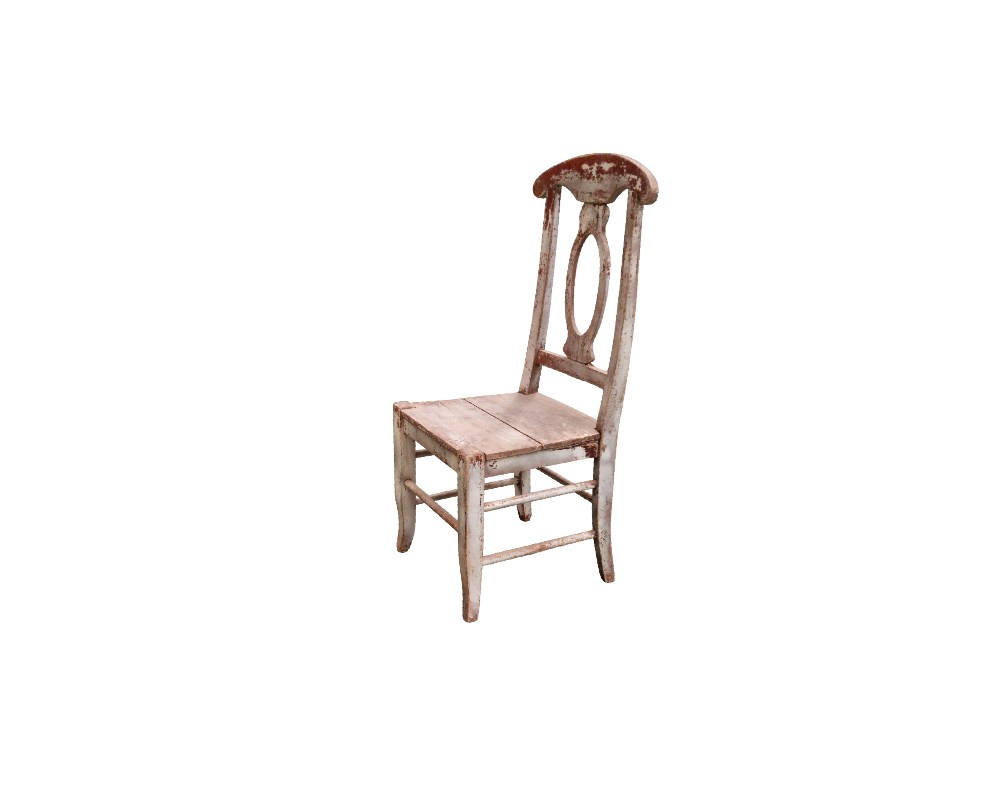silla de estilo rústico Almansa presenta un acabado de pintura blanca envejecida sobre madera alquiler para eventos, publicidad, peliculas y series