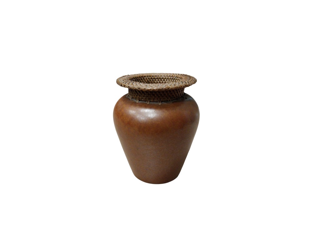 jarrón de cerámica de tonos marrones cálidos, caracterizado por un cuerpo globular de superficie lisa y una base estrecha, el cual destaca por un cuello corto y un borde ancho superior revestidos mediante un fino trenzado artesanal de fibra vegetal o mimbre alquiler para eventos, publicidad, peliculas y series