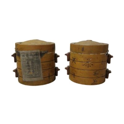 Estas piezas, elaboradas con un acabado que evoca la madera natural, cuentan con detalles artesanales, tapas texturizadas y pequeñas asas laterales que aportan un toque auténtico y funcional. Uno de los recipientes conserva una etiqueta original con caligrafía tradicional, lo que añade un valor histórico y decorativo único. Son el complemento perfecto para coleccionistas de objetos étnicos o para quienes buscan un elemento distintivo con carácter y tradición en su decoración.