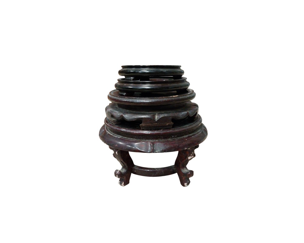 soporte decorativo de madera tallada, conocido tradicionalmente como peana o base de exhibición, diseñado para realzar objetos de arte u ornamentos como jarrones o estatua alquiler para eventos, publicidad, peliculas y series