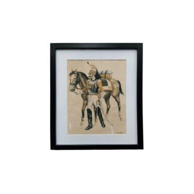 lámina enmarcada que muestra la representación detallada de un militar de pie junto a su caballo, vistiendo un uniforme histórico con casco o tocado característico, botas altas y portando un sable alquiler para eventos, publicidad, peliculas y series