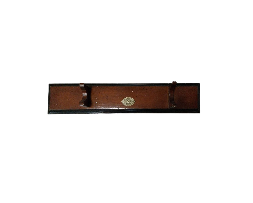soporte de pared alargado, fabricado en madera de tonos marrones y oscuros, diseñado específicamente para exhibir una espada de estilo japonés alquiler para eventos, publicidad, peliculas y series