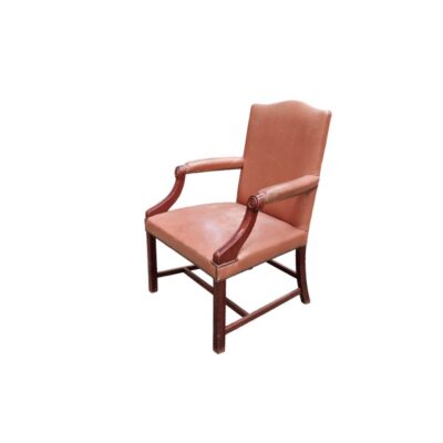 Sillón de estilo georgiano inglés del siglo XX está tapizado en cuero color canela y cuenta con reposabrazos acolchados decorados con tachuelas de latón alquiler para eventos, publicidad, peliculas y series