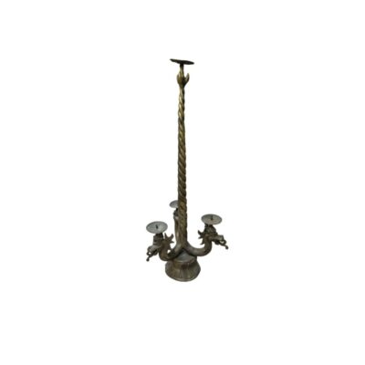 andelabro de metal de acabado envejecido que cuenta con múltiples soportes para velas, destacando una base decorada con cabezas de dragón y un fuste central alto de diseño torcido y espiralado alquiler para eventos, publicidad, peliculas y series