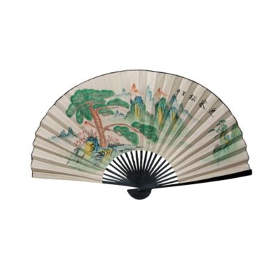 abanico plegable tradicional con varillas oscuras, caracterizado por una superficie de papel o tela decorada con una pintura paisajística al estilo oriental que muestra montañas, árboles y caligrafía alquiler para eventos, publicidad ,peliculas y series