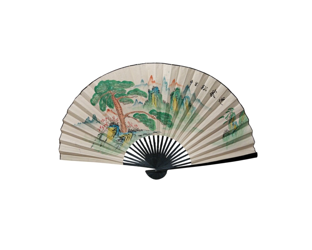 abanico plegable tradicional con varillas oscuras, caracterizado por una superficie de papel o tela decorada con una pintura paisajística al estilo oriental que muestra montañas, árboles y caligrafía alquiler para eventos, publicidad ,peliculas y series