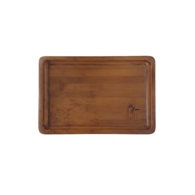 bandeja rectangular de madera en tonos marrones cálidos, caracterizada por una superficie plana con bordes ligeramente elevados y redondeados, que incluye un pequeño sello o marca geométrica grabada en una de sus esquinas inferiores alquiler para eventos, publicidad, peliculas y series