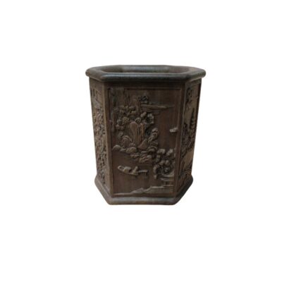 A hexagonal container crafted from dark wood, notable for the detailed relief carvings on each of its sides, depicting traditional landscapes featuring architectural elements, vegetation and figures. Thanks to its sturdy design and capacity, it is ideal as a calligraphy brush holder, a plant pot or a decorative table centrepiece with a distinctively handcrafted oriental aesthetic.
