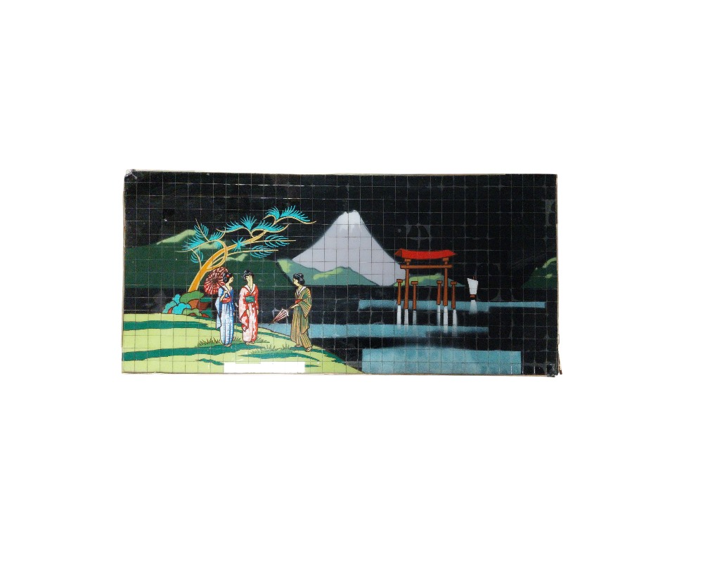 mesa de centro rectangular caracterizada por un tablero superior compuesto por pequeños azulejos o teselas que forman un mosaico paisajístico tradicional japonés, incluyendo figuras con kimonos, un monte nevado y una estructura torii, soportado por una estructura metálica con travesaños de refuerzo inferior alquiler para eventos, publicidad, peliculas y series