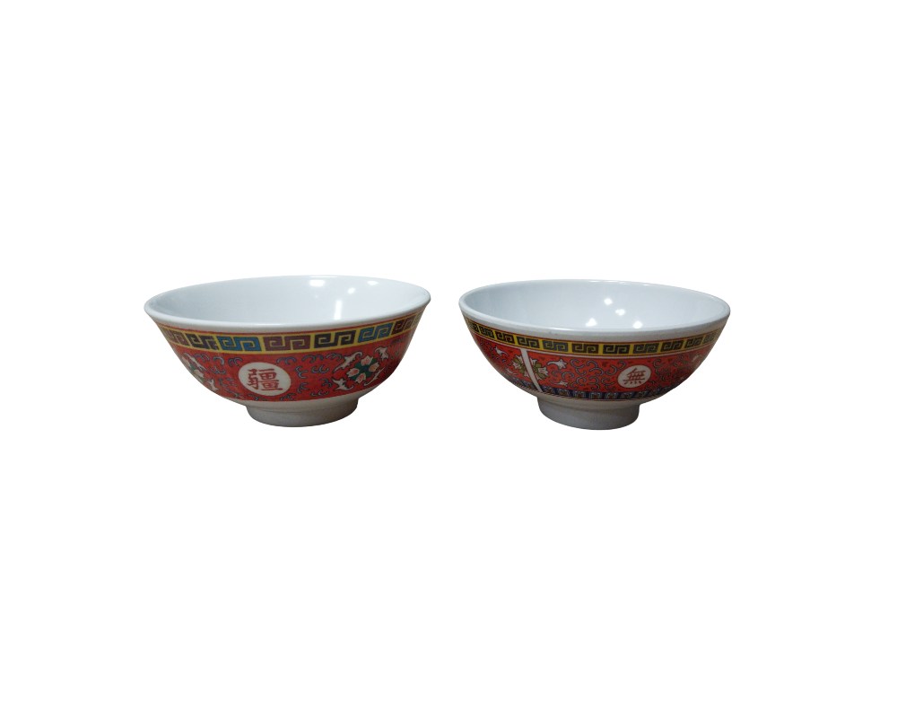 conjunto consta de cuatro cuencos de cerámica de base elevada y diseño abierto, con el interior en color blanco liso alquiler para eventos, publicidad, peliculas y series