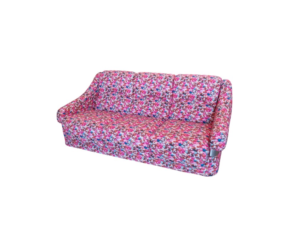Sofá de tres plazas presenta un diseño audaz con una tapicería colorida de estampado de perritos y corazones en tonos rosados alquiler para eventos, publicidad, peliculas y series