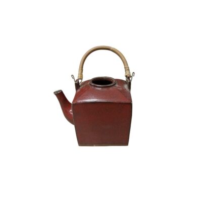 tetera de cerámica con un cuerpo de diseño cúbico y un acabado esmaltado en tonos rojizos oscuros y texturizados alquiler para eventos, publicidad, peliculas y series