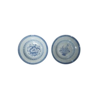 consta de un par de platos circulares de porcelana blanca con decoración en tonos azul cobalto, caracterizados por bordes con cenefas geométricas, motivos perforados translúcidos (efecto grano de arroz) y centros ilustrados con un dragón y motivos florales respectivamente alquiler para eventos, publciidad, peliculas y series
