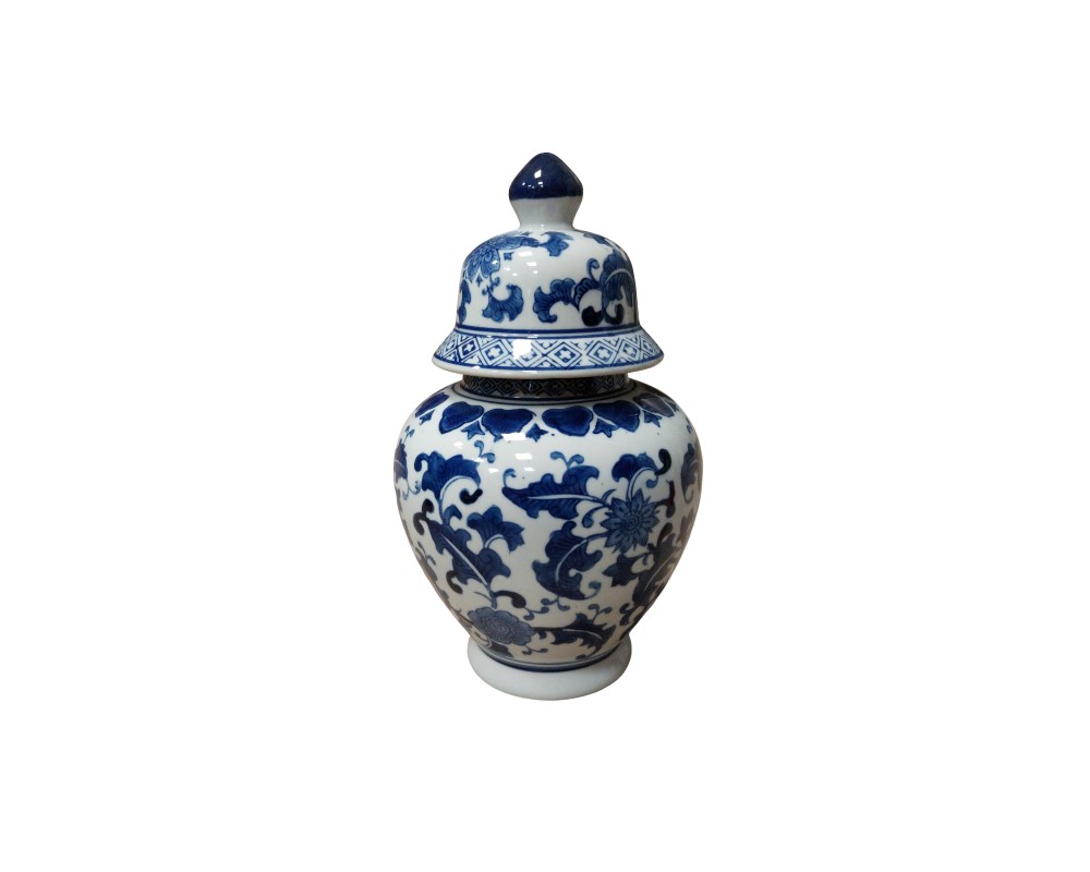 tarro de jengibre de porcelana, caracterizado por su forma globular clásica y su tapa abovedada con remate superior. La pieza presenta una decoración tradicional pintada en azul cobalto sobre fondo blanco, con un diseño detallado de flores y follaje entrelazado que cubre tanto el cuerpo como la tapa alquiler para eventos, publicidad, peliculas y series