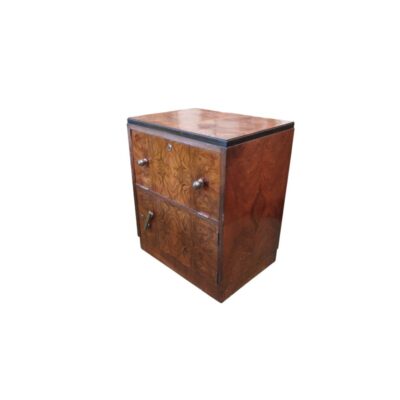 Mesita de noche de estilo Art Déco de los años 20 o 30 destaca por su acabado en chapa de nogal con vetas marcadas alquiler para eventos, publicidad, peliculas y series