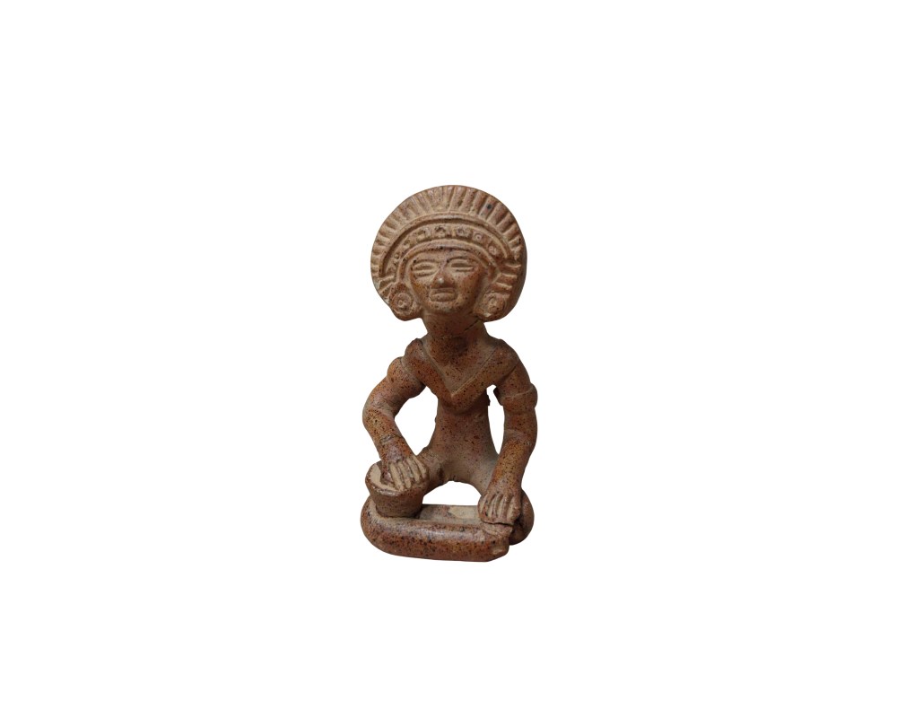 estatuilla de terracota que representa a una figura humana en una postura sentada, posiblemente participando en una actividad ritual alquiler para eventos, publicidad, peliculas y series