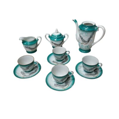 conjunto de té y café de porcelana destaca por su diseño en tonos verde esmeralda y blanco, decorado con relieves y motivos tradicionales de dragones en relieve alquiler para eventos, publicidad, peliculas y series