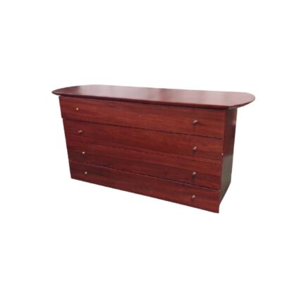 Cómoda de madera LAVIK tiene cuatro cajones y un acabado en barniz color nogal alquiler para eventos, publicidad, peliculas y series